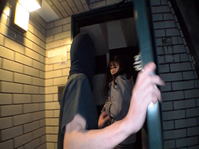 生意気そうなギャル系女子大生を狙った尾行押し込みレ●プ　サンプル画像10